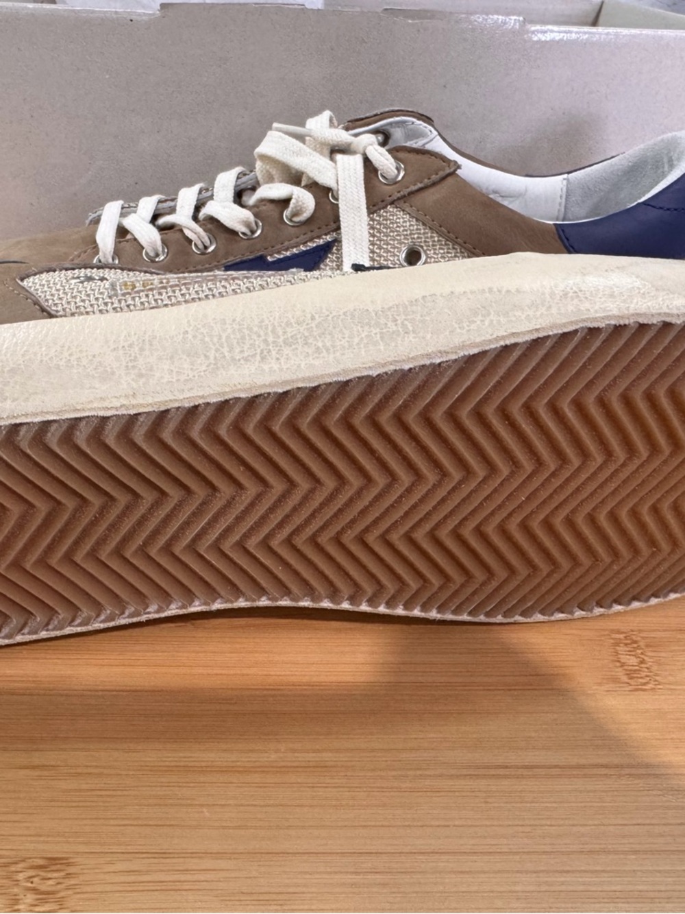 Golden Goose Box with Milk/Taupe/Dark Blue Label - Picture 5 of 9